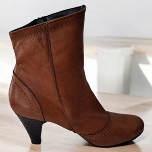 Leather women's tan heeled ankle boots booties Made in Italy zip closure heel 3"
